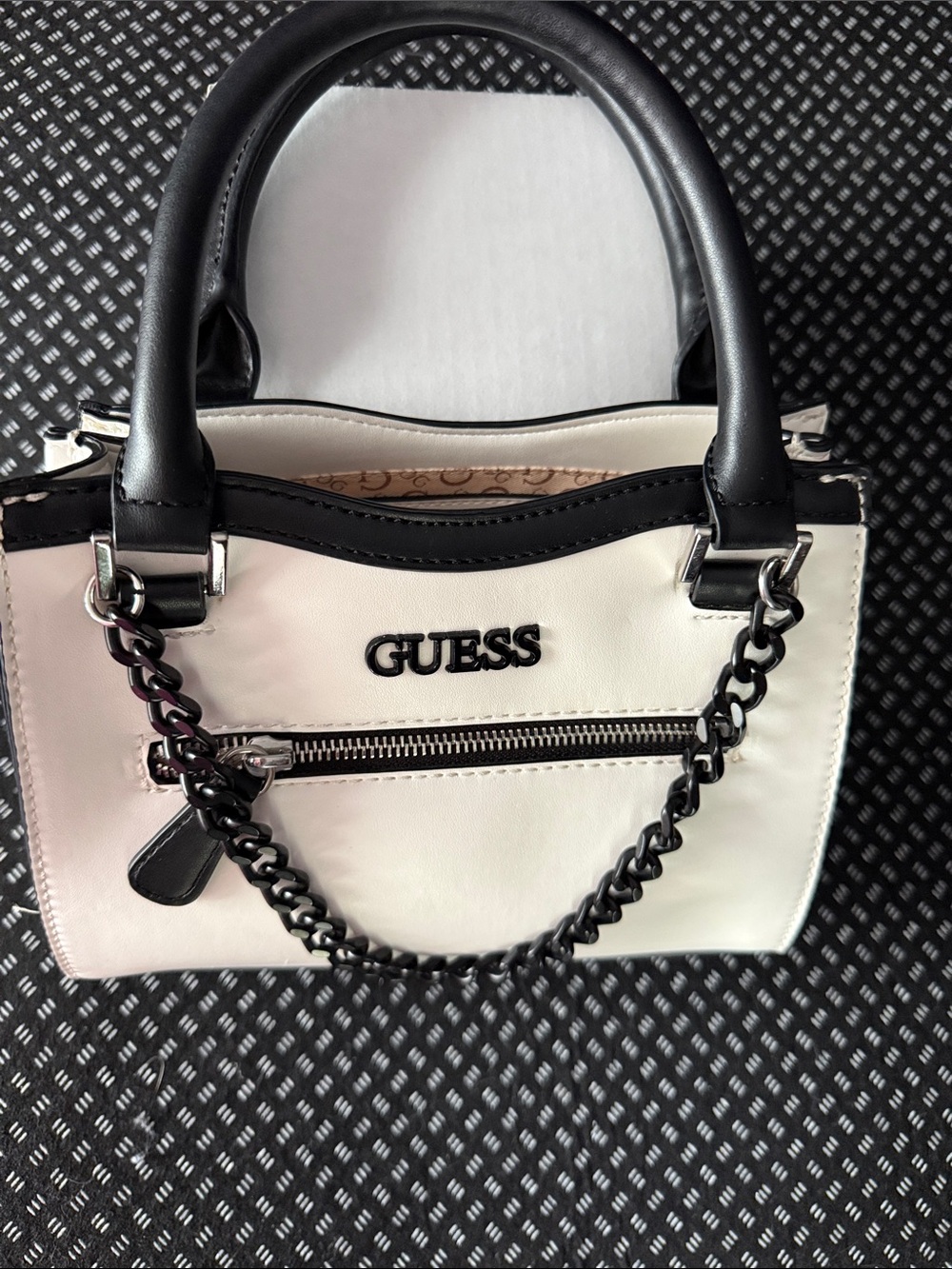 🛍Like New 🛍 GUESS black and cream color mini HANDBAG 🛍
